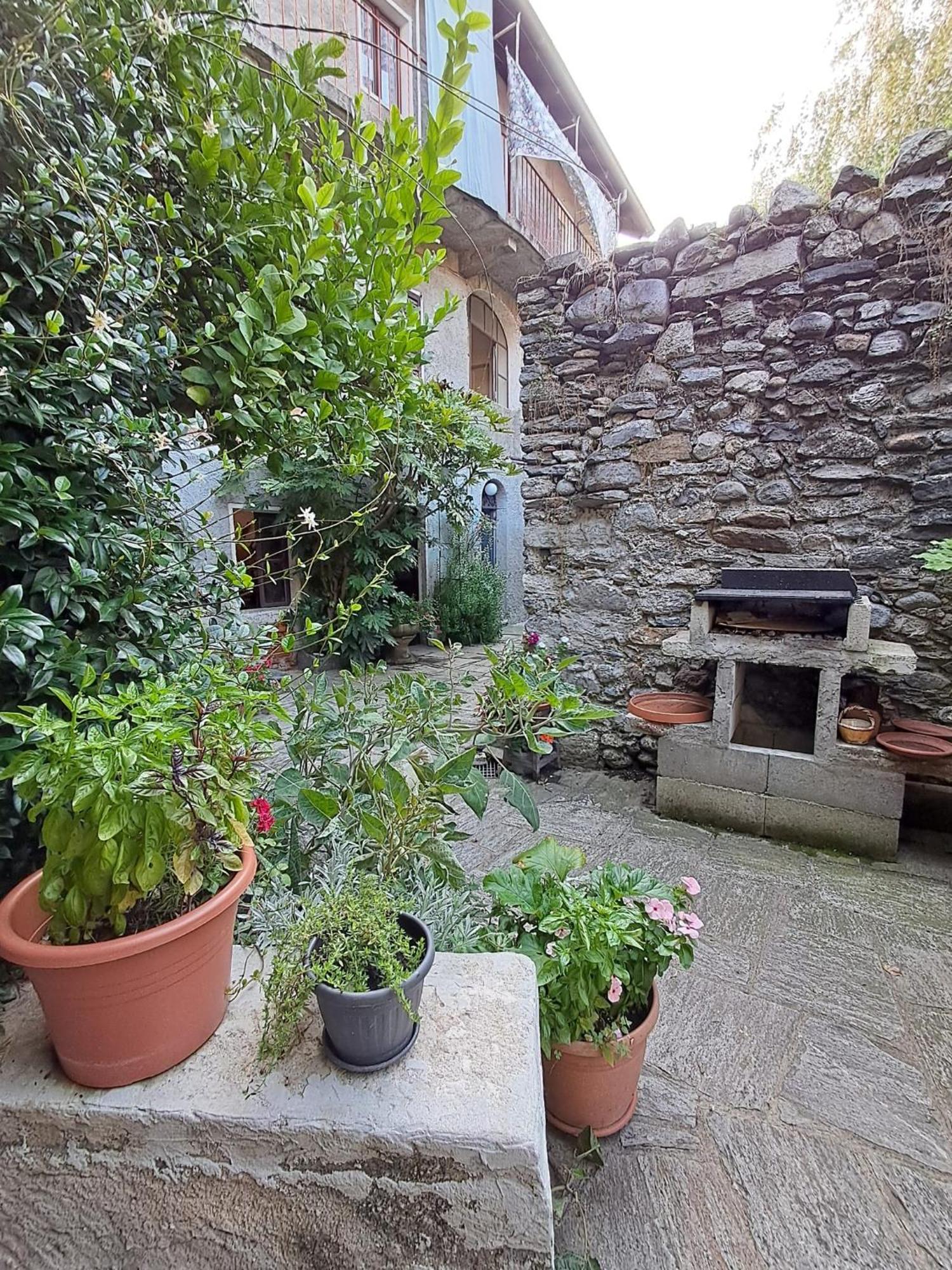 Nonna Anita Bed & Breakfast Castelveccana Bagian luar foto